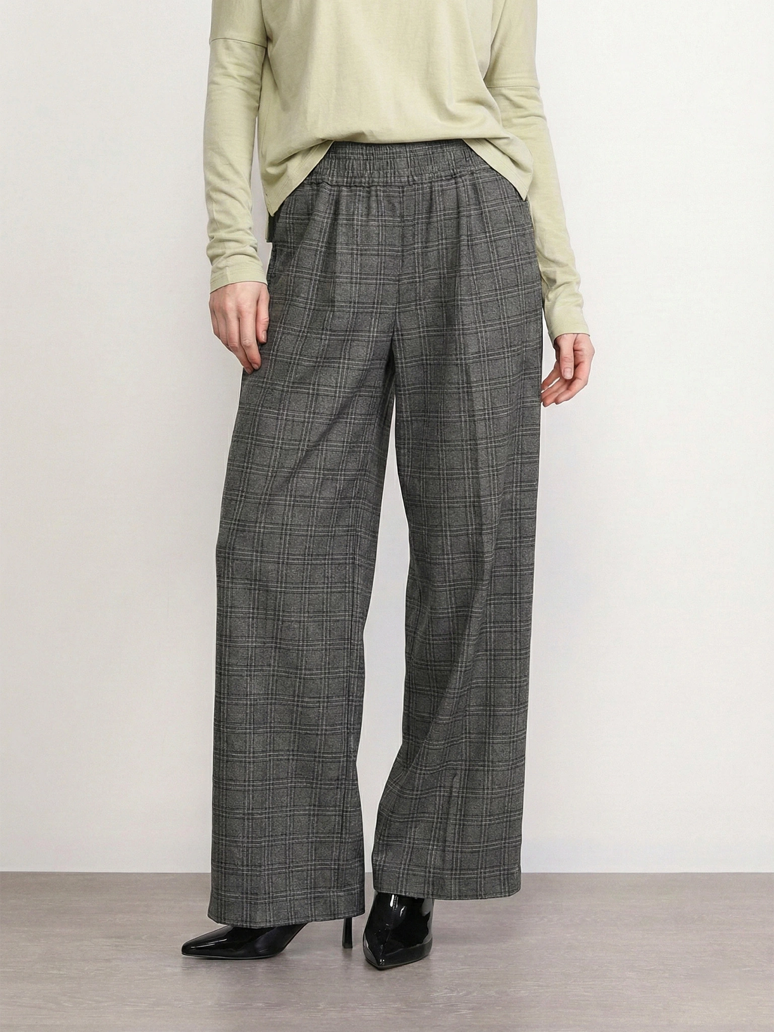 Брюки темно-серого цвета в клетку 